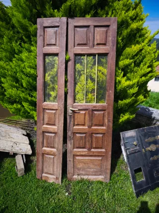 Puertas de entrada de castaño antiguas con cristal