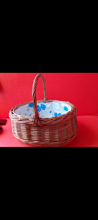 Cesta de mimbre con funda decorativa floral y asa