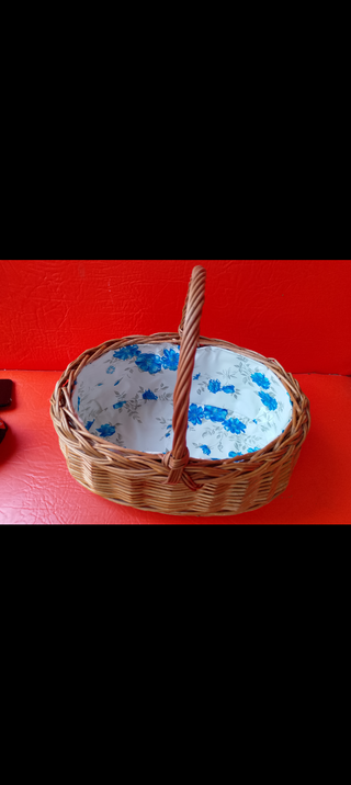 Cesta de mimbre con funda decorativa floral y asa