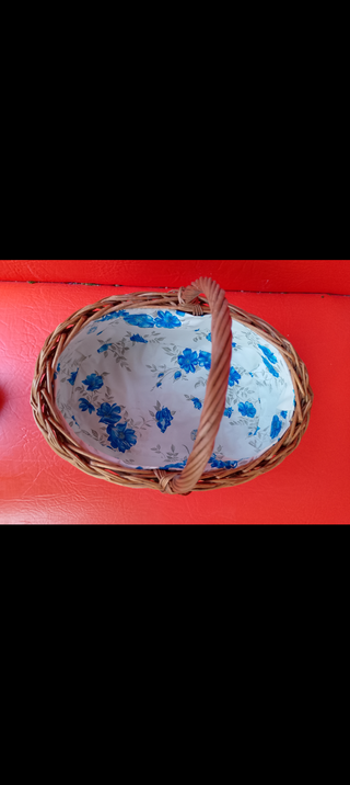 Cesta de mimbre con funda decorativa floral y asa