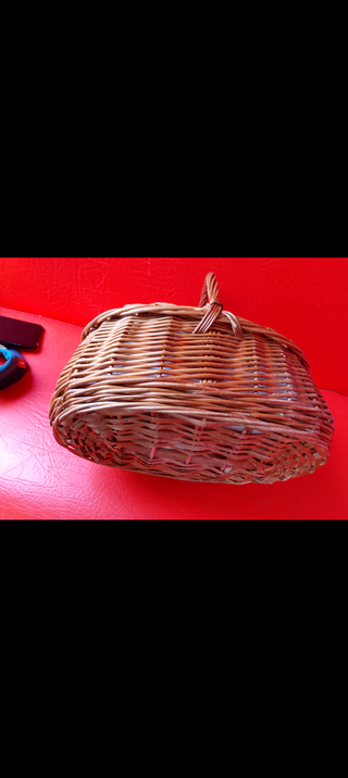 Cesta de mimbre con funda decorativa floral y asa