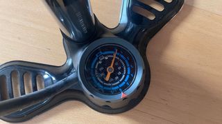 Bomba de pie Btwin 900 con manómetro