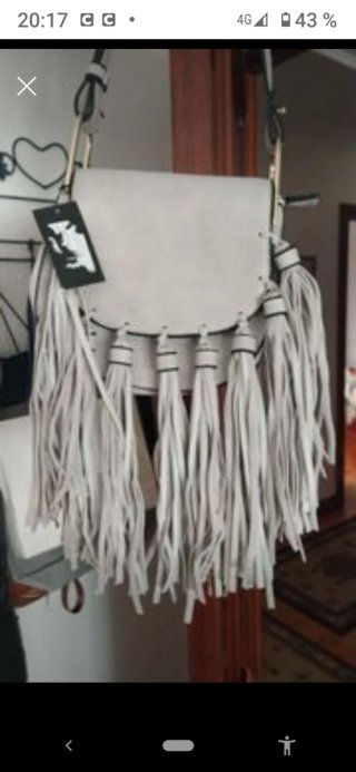 Bolso bandolera gris con flecos