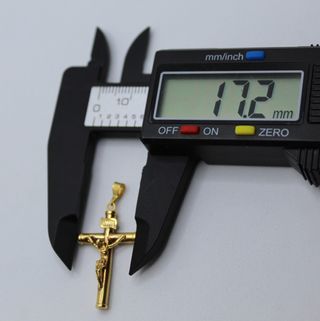 Colgante de oro de 18k. Peso: 1.4 gr.