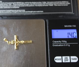 Colgante de oro de 18k. Peso: 1.4 gr.