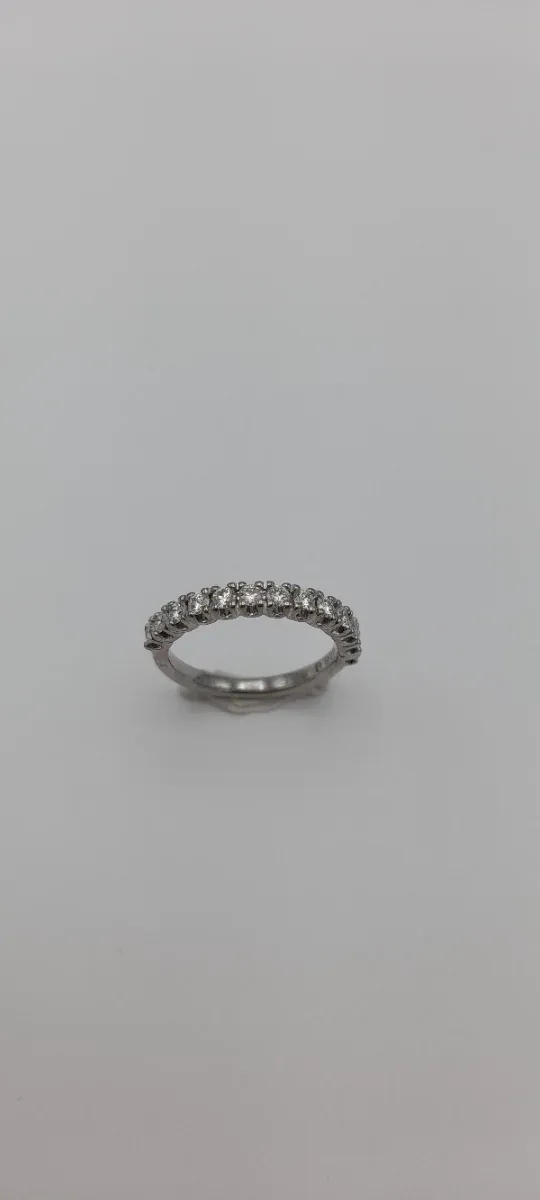 Anillo de oro blanco 18kt con brillantes.