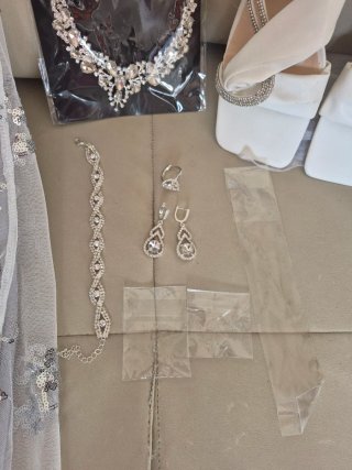 Vestido fiesta plateado y complementos