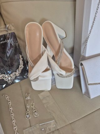 Vestido fiesta plateado y complementos