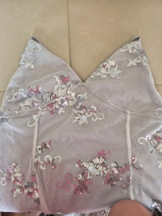 Vestido fiesta plateado y complementos