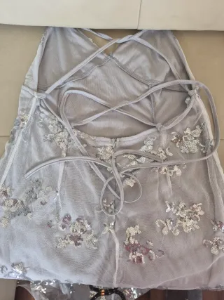 Vestido fiesta plateado y complementos