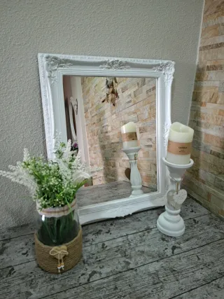 Espejo blanco decorativo con marco de resina.