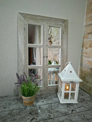 Espejo blanco decorativo con marco de resina.
