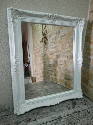 Espejo blanco decorativo con marco de resina.