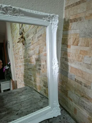 Espejo blanco decorativo con marco de resina.