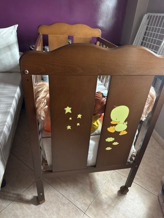 Cuna de madera como nueva , se vende tal cual