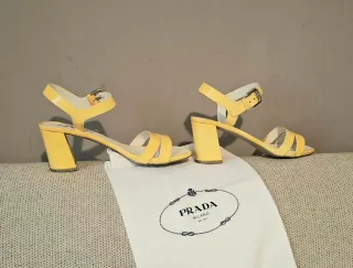 Sandalias de tacón Prada amarillas