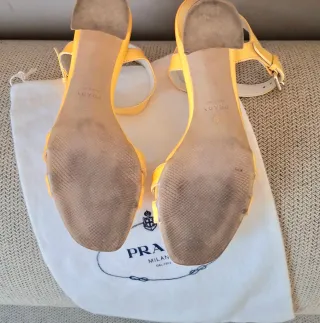Sandalias de tacón Prada amarillas