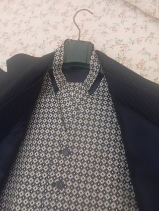 Completo elegante uomo blu