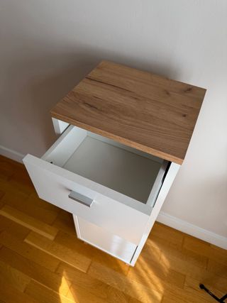 Mueble de baño blanco y madera