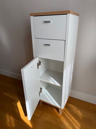 Mueble de baño blanco y madera