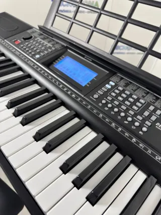 Piano teclado Donner 61 teclas con soporte y banqu