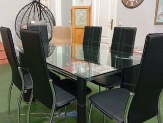 Mesa de comedor cristal y sillas negras
