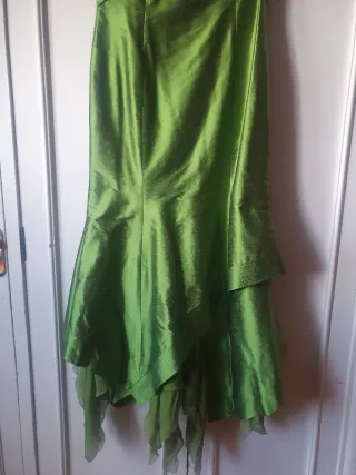 Precioso traje de ceremonia verde