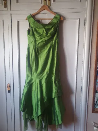 Precioso traje de ceremonia verde