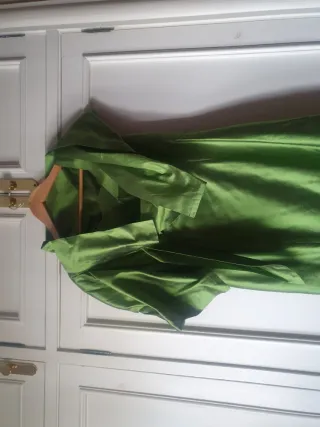 Precioso traje de ceremonia verde