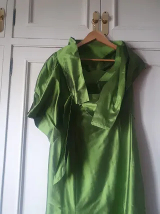 Precioso traje de ceremonia verde