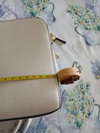 Borsa beige con dettagli oro