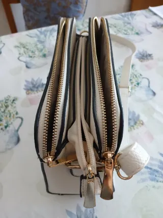 Borsa beige con dettagli oro