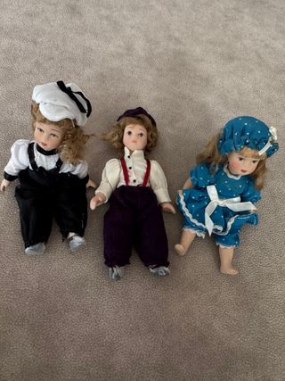 Collezione di 22 bambole in porcellana