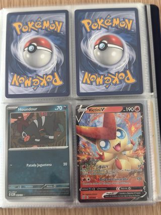 Álbum Cartas Pokémon variado.