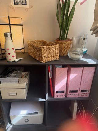 Cajonera de madera y mimbre