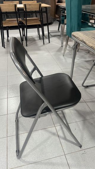 Mesa plegable + 4 sillas negras