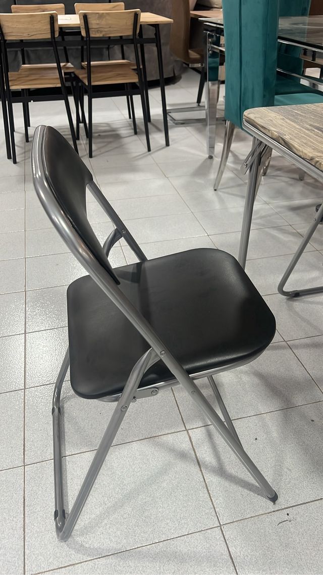Mesa plegable + 4 sillas negras