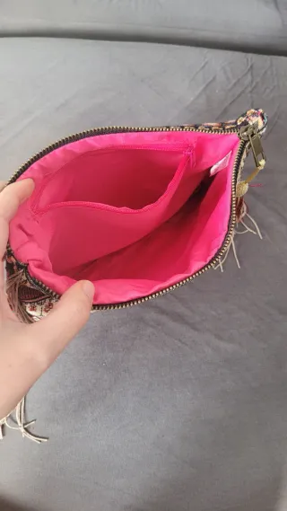 Bolso de mano étnico con flecos y abalorios