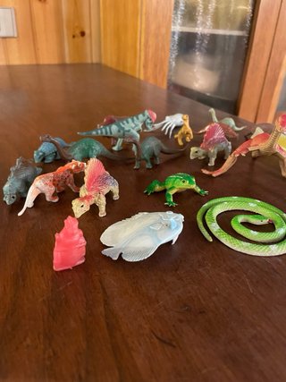 Animali in plastica: dinosauri, insetti, pesci.