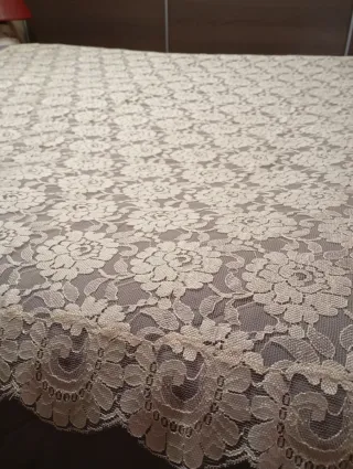 Mantilla de encaje beige o blanco roto.