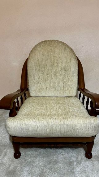 Butaca de tela y madera color beige Doy dos por 90