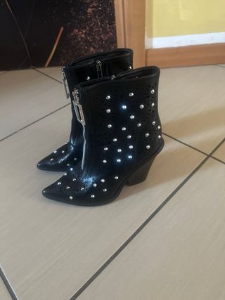 Stivaletti neri con borchie e zip