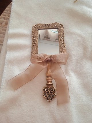 Espejo de mano decorativo dorado