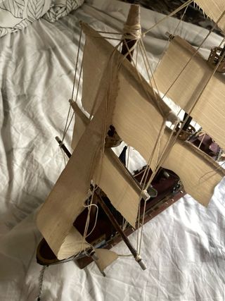 Maqueta de velero de madera