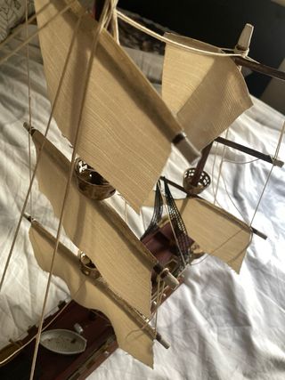 Maqueta de velero de madera