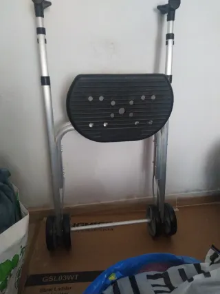 Andador con asiento y ruedas