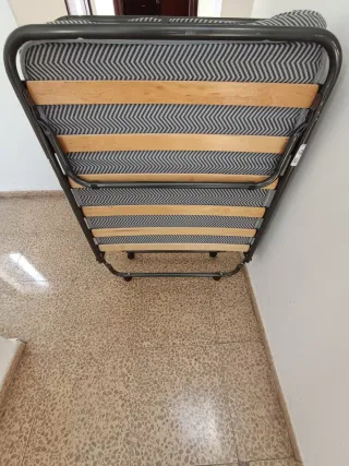 Cama de invitados plegable