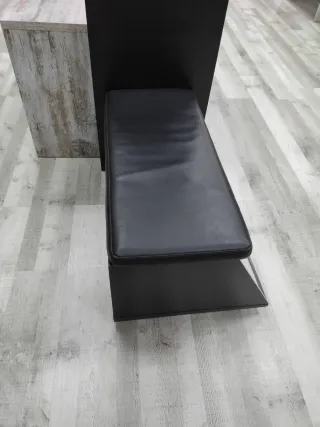 Banco moderno con espejo integrado