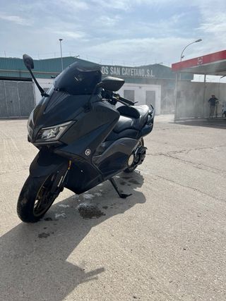 Yamaha TMAX 530 Negra y Dorada