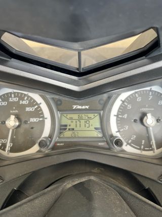 Yamaha TMAX 530 Negra y Dorada